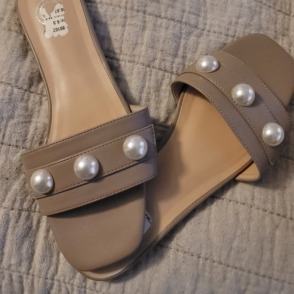 Pearl Sandals - Picture 2 of 3
